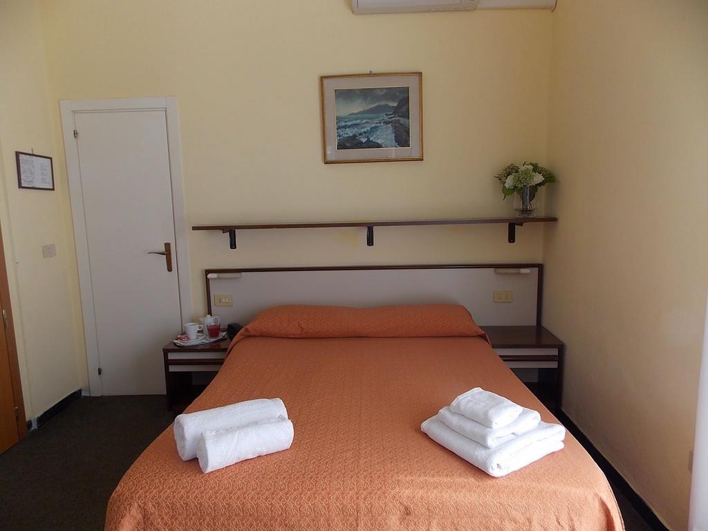 Hotel Arco Del Sole Lavagna Szoba fotó